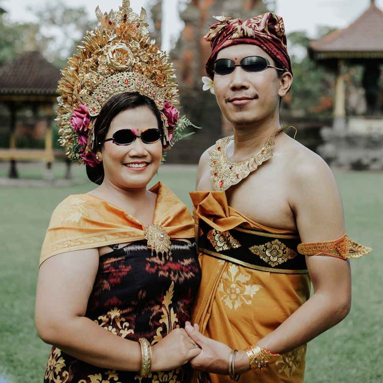 Foto Kacamata Adat Bali