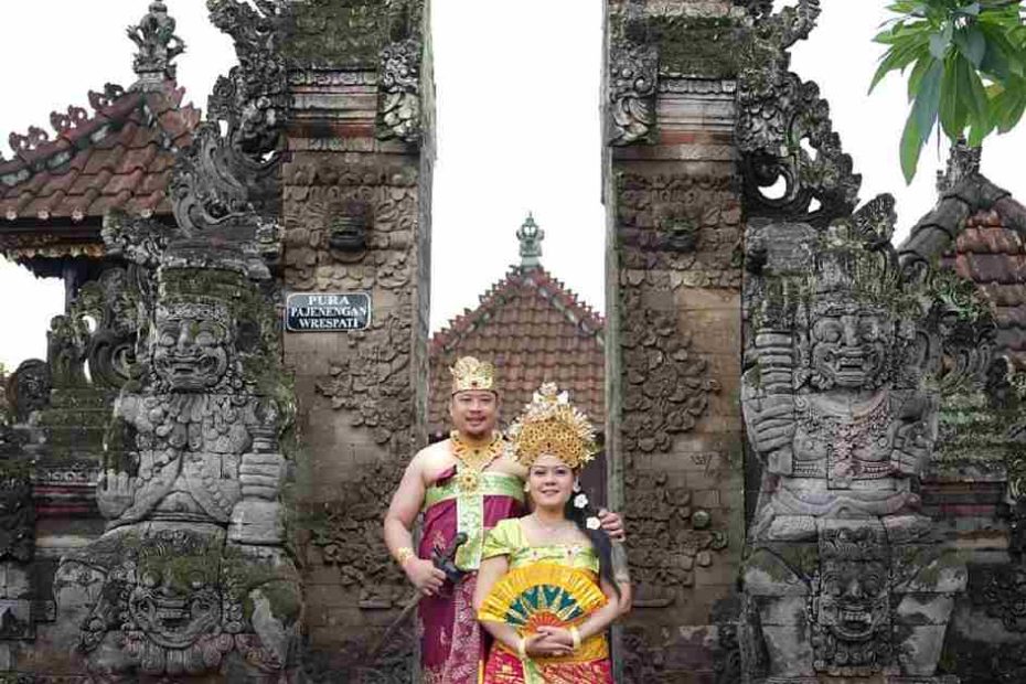 Foto adat Bali di depan Pura Bali