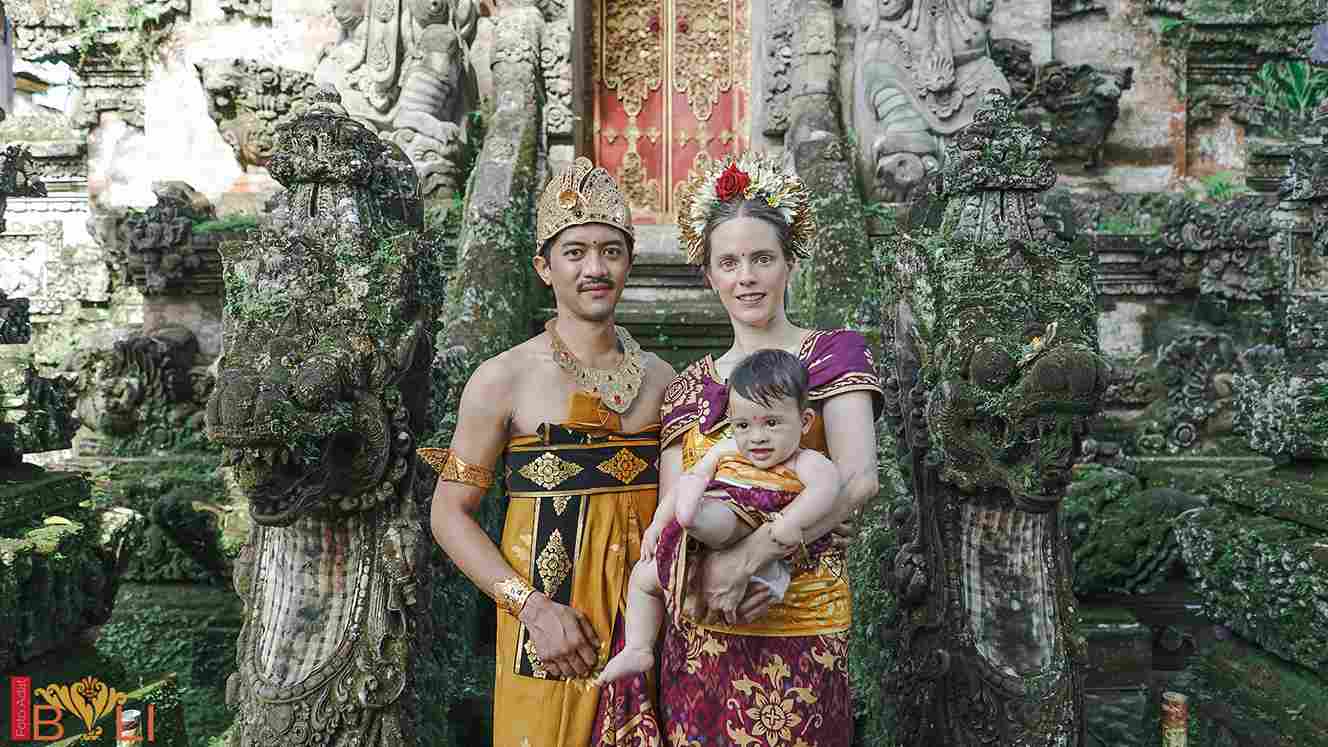 Foto Adat Bali - Foto Bersama Anak di Pura Bali