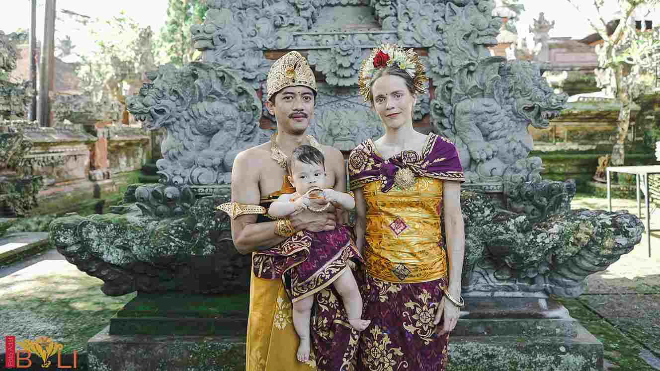 Foto Adat Bali - Foto Keluarga Kecil di Pura
